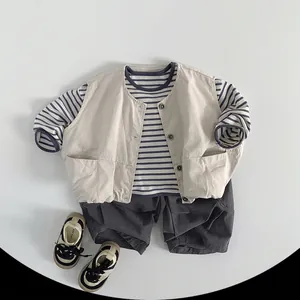 Tenue enfant style coréen avec t-shirt rayé, gilet beige et short décontracté gris