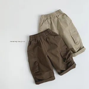 Détails de la taille élastique et des poches cargo de deux shorts en coton pour enfants