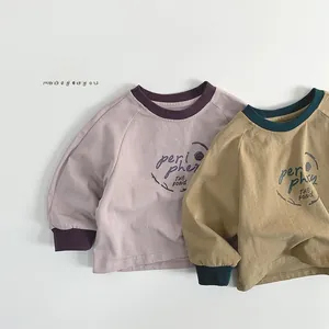 Détails de sweats en coton lavande et kaki avec cols ronds côtelés et motifs imprimés