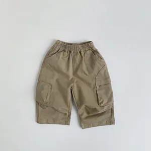 Vue détaillée du pantalon cargo enfant avec taille élastique et grandes poches latérales