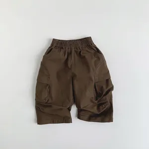 Détail du short cargo marron pour enfant avec taille élastique et poches latérales utilitaires