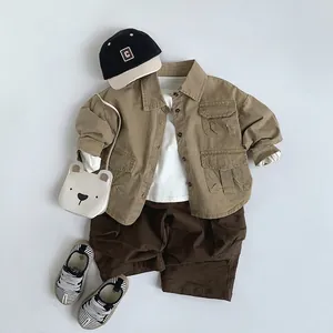 Ensemble chemise utilitaire kaki pour enfant avec t-shirt blanc et pantalon décontracté marron