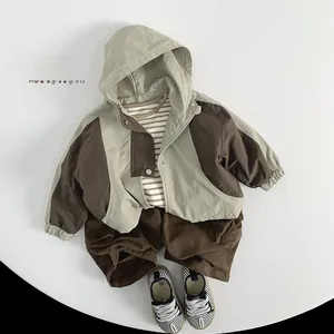 Tenue de printemps enfant avec coupe-vent kaki et pantalon cargo marron à plat