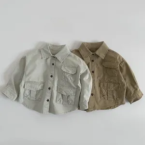 Vue détaillée des chemises cargo pour enfants avec poches multiples et boutonnage classique