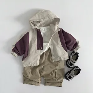 Ensemble veste à capuche color-block pour enfants et short kaki avec t-shirt blanc