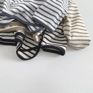 T-shirts rayés en coton pour enfants en plusieurs coloris présentés en pile