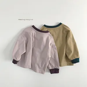 Détail de t-shirts à manches longues pour enfants en coton minimaliste lavande et kaki