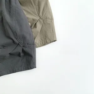 Détail de shorts décontractés en coton pour enfants avec poches et coutures soignées