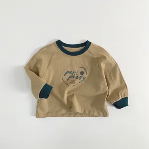 Détail d'un sweat enfant kaki avec col et poignets contrastés en bord-côte vert