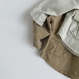 Chemises cargo minimalistes pour enfants en tons kaki et beige avec grandes poches à rabat