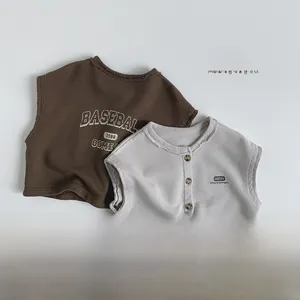 Détail du gilet de baseball pour enfants en café et gris avec motifs vintage