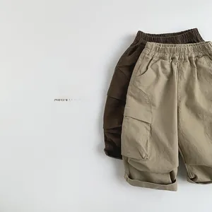 Détail de shorts cargo pour enfants avec taille élastique et poches en deux couleurs