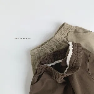 Détail de la taille élastique et des poches sur les pantalons cargo pour enfants
