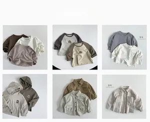 Mehrere Kinder-Sweatshirts und Arbeitshemden in Erdtönen in einer Rasterdarstellung