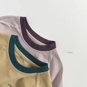 Vue détaillée des t-shirts à manches longues pour enfants avec col rond côtelé contrasté