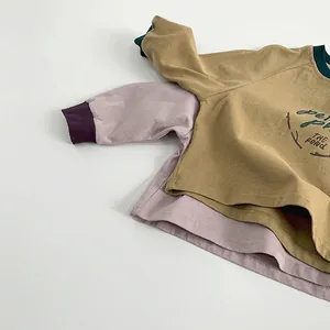 T-shirt enfant manches longues en coton minimaliste avec col et poignets contrastés