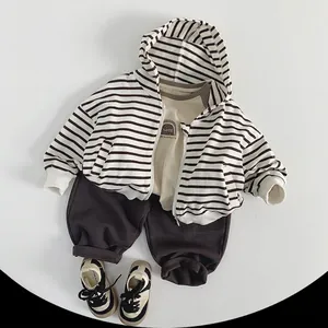 Tenue décontractée 4 pièces pour enfants avec sweat à rayures, t-shirt et pantalon