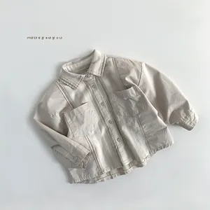 Détail de chemise enfant à manches longues à rayures rétro avec poches poitrine