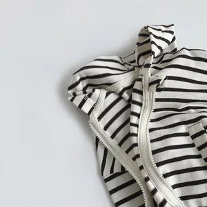Veste à capuche classique à rayures noires et blanches pour enfants avec zip