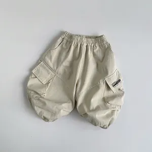 Dettaglio dei pantaloni cargo per bambini in cotone con vita elastica e tasca laterale