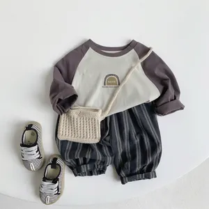 Kinderhose mit Streifen und Langarmshirt Set im minimalistischen koreanischen Modestil