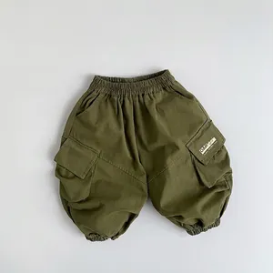 Dettaglio ravvicinato dei pantaloni cargo per bambini verde oliva con tasca laterale