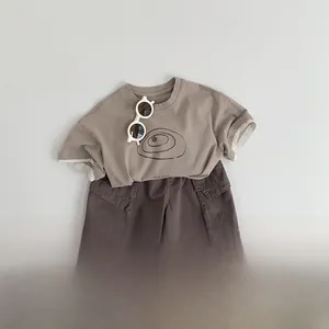 T-shirt in cotone kaki con stampa a spirale e pantaloncini cargo marroni per bambini