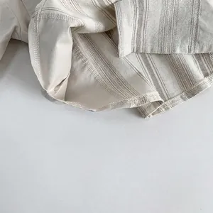 Chemise rayée beige vintage pour enfants avec rayures marron et finitions soignées