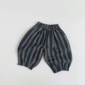 Detailaufnahme der grau gestreiften Kinderhose mit elastischem Gummibund im Fokus