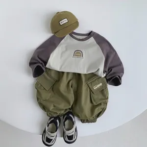 Set 3 pezzi bimbo con maglietta raglan, pantaloni cargo verde oliva e cappellino coordinato