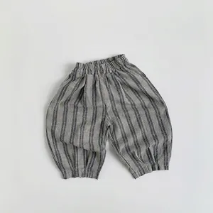 Detailansicht der gestreiften Kinderhose mit elastischem Bund und weicher Baumwollstruktur