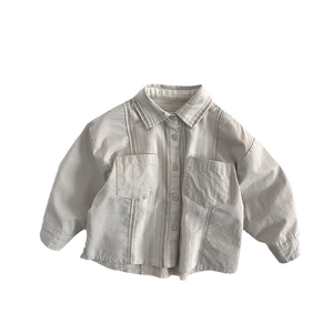 Chemise enfant minimaliste en lin beige avec rayures verticales et doubles poches