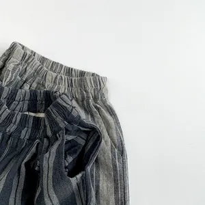 Detail von gestreifter Kinderhose mit elastischem Bund, Taschen und Baumwoll-Leinen-Struktur