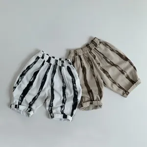 Détail de pantalon rayé pour enfants avec taille élastique et tissu léger respirant