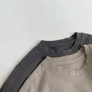 T-shirt per bambini in cotone a maniche corte grigio scuro e kaki con texture lavata