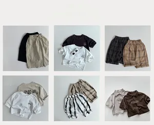 Collage für Kinder-Sommeroutfits mit minimalistischen T-Shirts und Shorts in neutralen Tönen