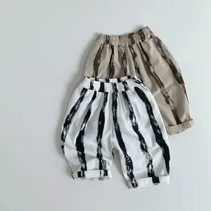 Vue détaillée du pantalon à rayures pour enfant en coton avec taille élastique et revers