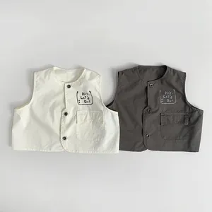 Detailansicht der Kinder-Baumwollwesten in Creme und Anthrazit mit Knopfleiste und Tasche