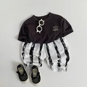 Tenue d'été pour enfants avec t-shirt marron et short large à rayures noires