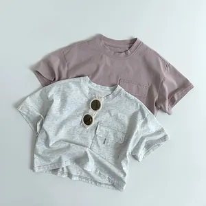 Détail à plat de t-shirts en coton pour enfants avec poches de poitrine décoratives et minimalistes