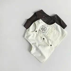 Detailansicht der Kinder-Baumwollwesten mit großen Taschen und Aufdrucken