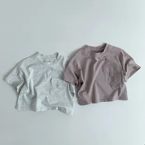 Vue détaillée de deux t-shirts en coton pour enfants avec poches à rabat gris et violet