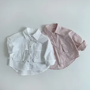 Détails à plat de chemises en coton à manches longues avec grandes poches en blanc et rose