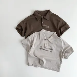 Détail de polos en coton pour enfants en marron et beige avec imprimé comma