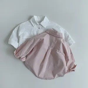 Chemises en coton pour enfants en blanc et rose clair avec boutonnage à plat