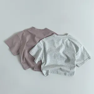 Détail à plat de t-shirts en coton pour enfants en tons lavande et gris chiné
