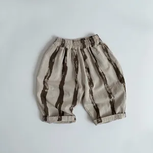 Gros plan du pantalon enfant en coton et lin avec rayures tie-dye et taille élastique