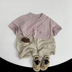 T-shirt d'été en coton avec short kaki et sac gland dans une palette rose poudré