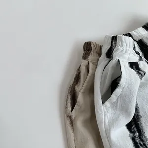 Vue détaillée de la taille élastique et des poches sur les shorts rayés en coton et lin