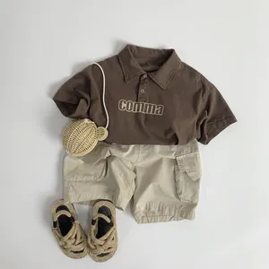 Ensemble polo en coton et short cargo pour enfants avec sac ours en paille et sandales